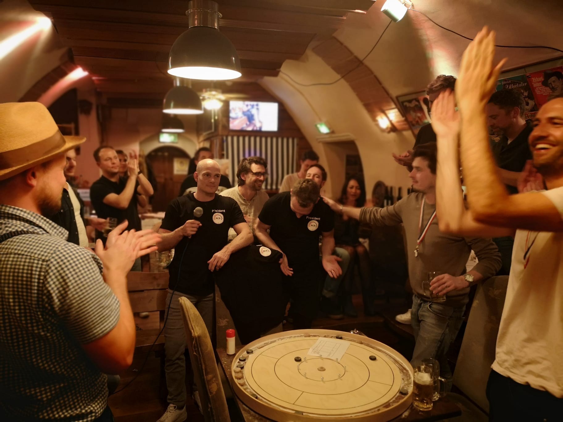 Spelers en publiek tijdens het NK Crokinole